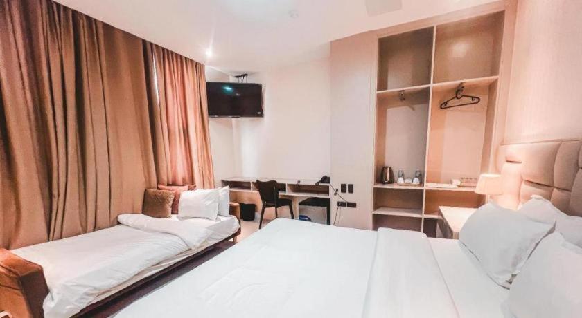 Lavero Suites Kalibo Bagian luar foto